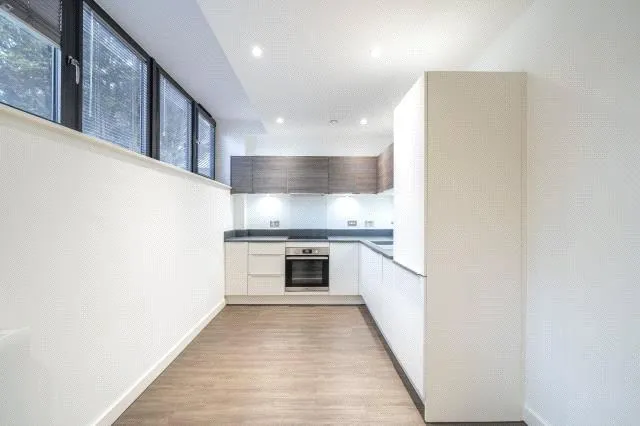 High Road, London, N20, photo 2