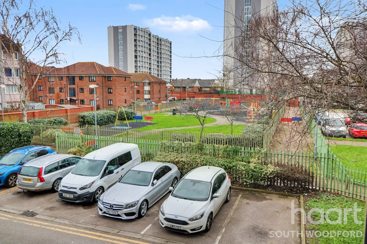 Navestock Crescent, Woodford Green, IG8, photo 4