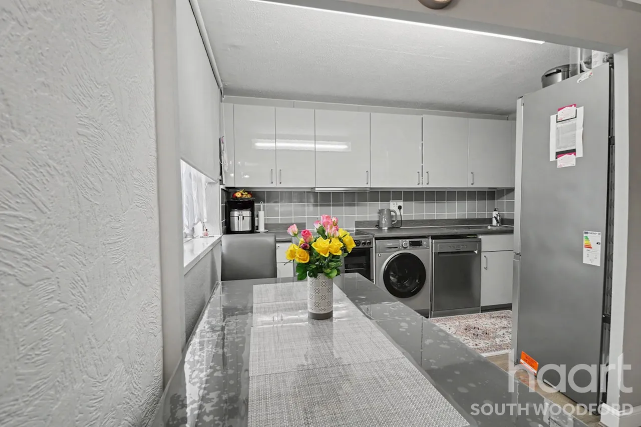 Navestock Crescent, Woodford Green, IG8, photo 3