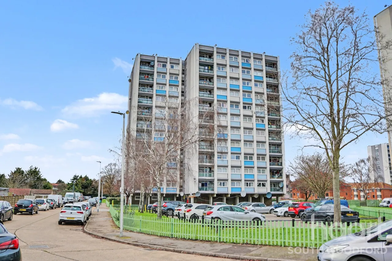 2 bed flat for sale, Navestock Crescent, Woodford Green, IG8