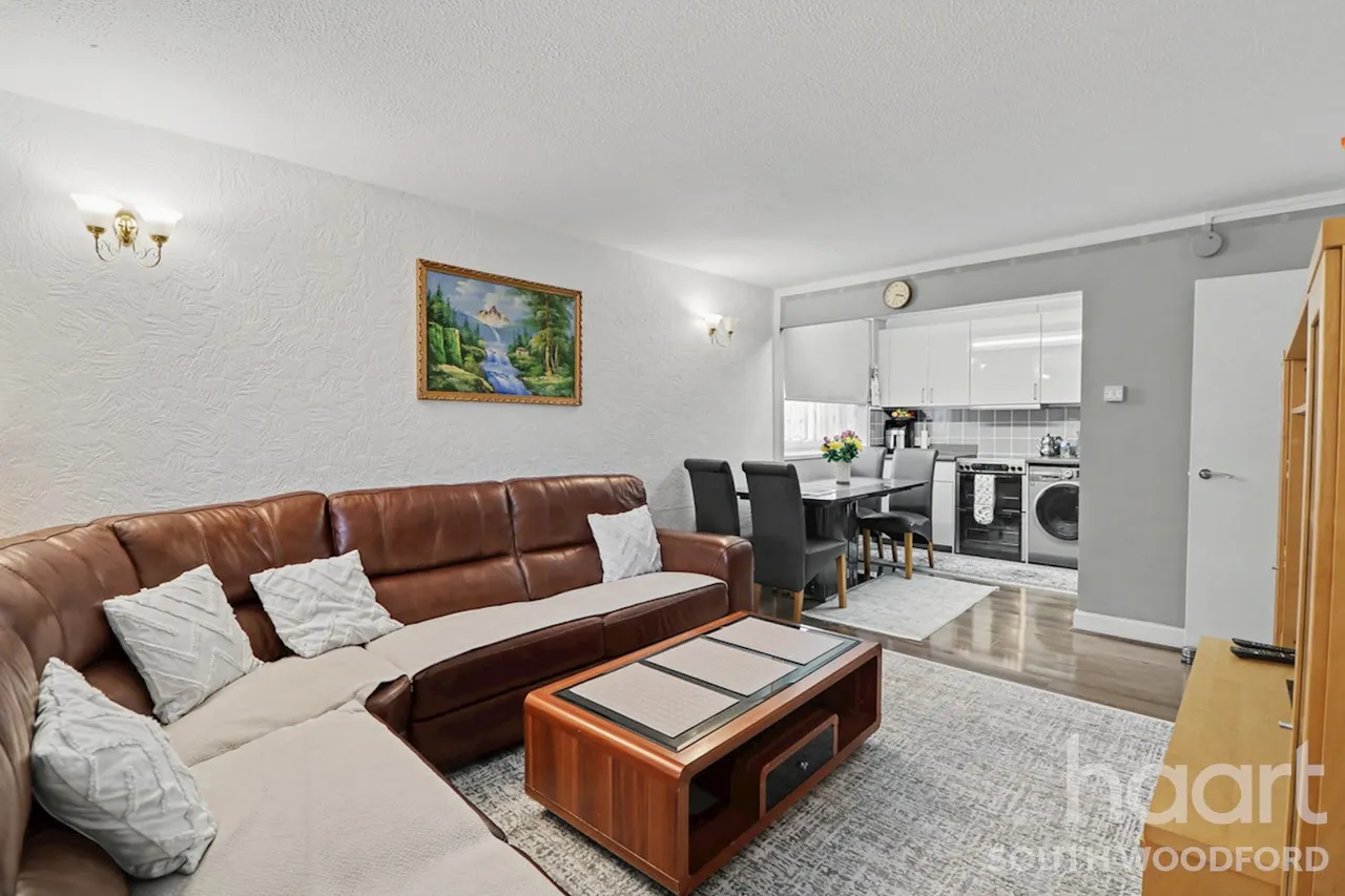 Navestock Crescent, Woodford Green, IG8, photo 2