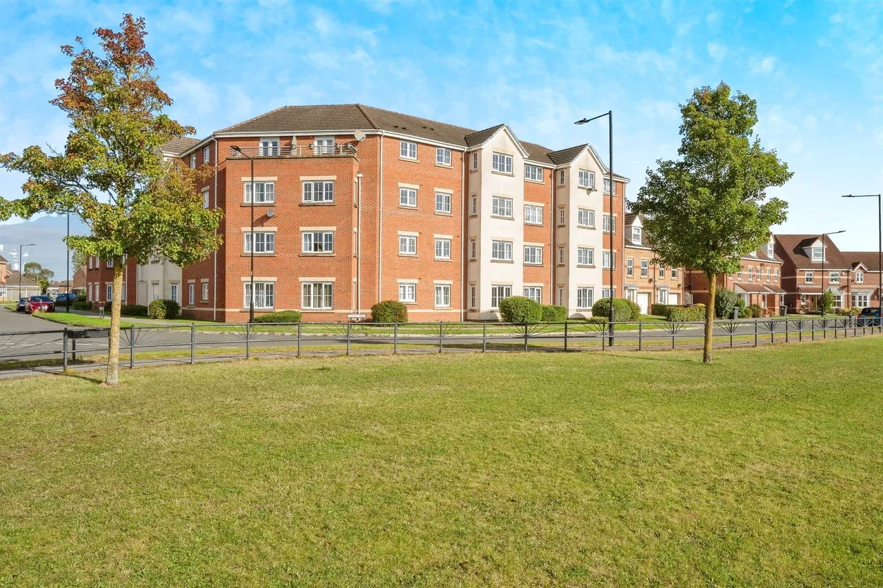 2 bed flat for sale — Reeves Way, Armthorpe, Doncaster
