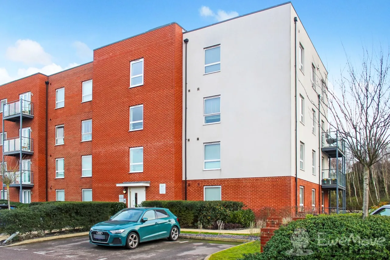2 bed flat for sale, Lett Lane, Castle Hill, DA10