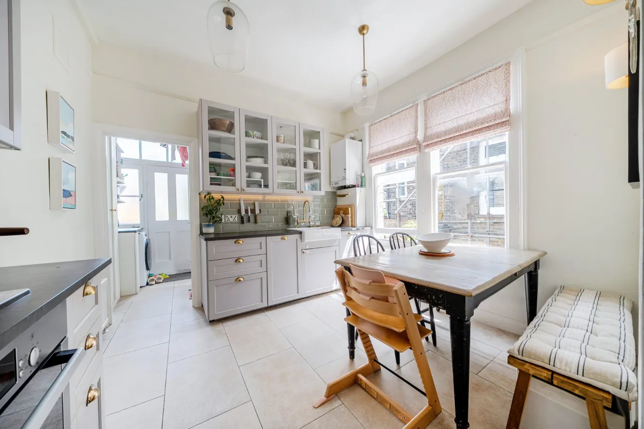 3 bed flat for sale, Hailsham Avenue, Streatham Hill, SW2