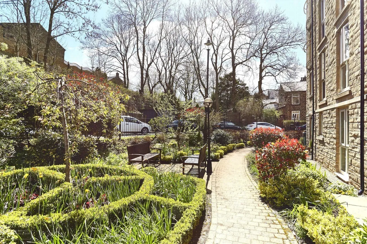 High Street, Uppermill, OL3, photo 5