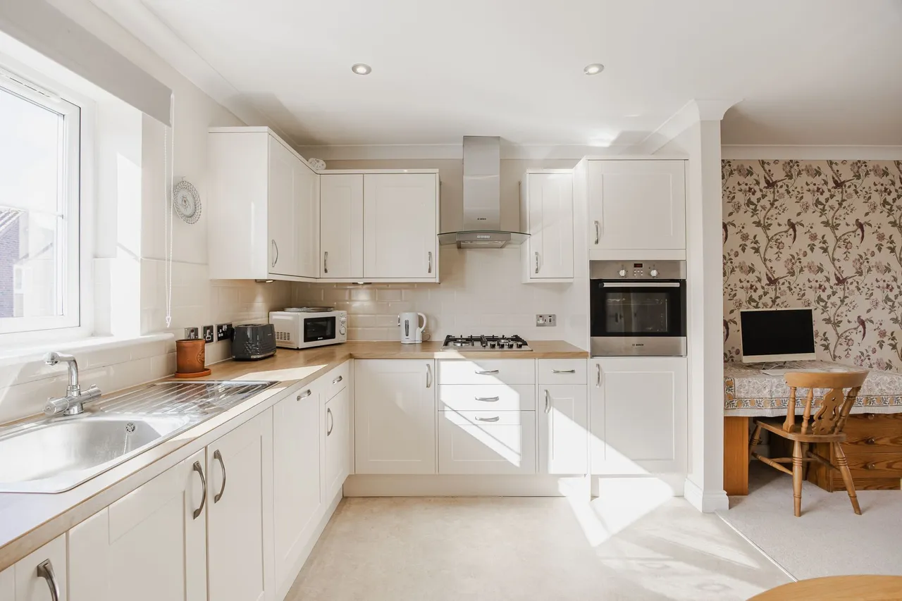 Chain Free Two Bedroom Bungalow in Sw, photo 2