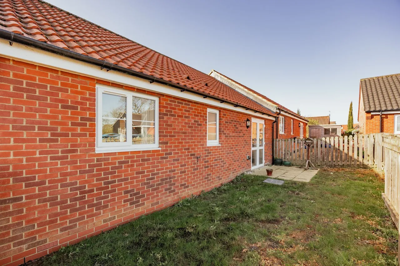 Chain Free Two Bedroom Bungalow in Sw, photo 11