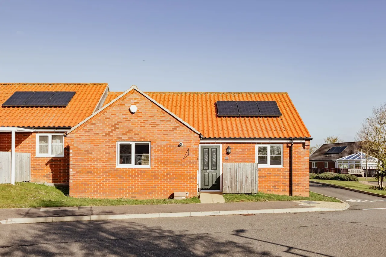 2 bed house for sale, Chain Free Two Bedroom Bungalow in Sw