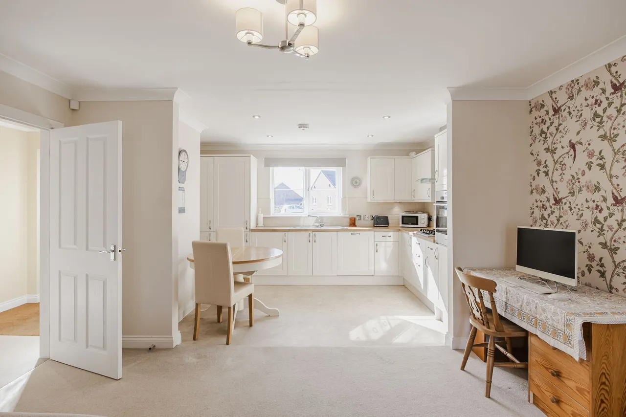 Chain Free Two Bedroom Bungalow in Sw, photo 8