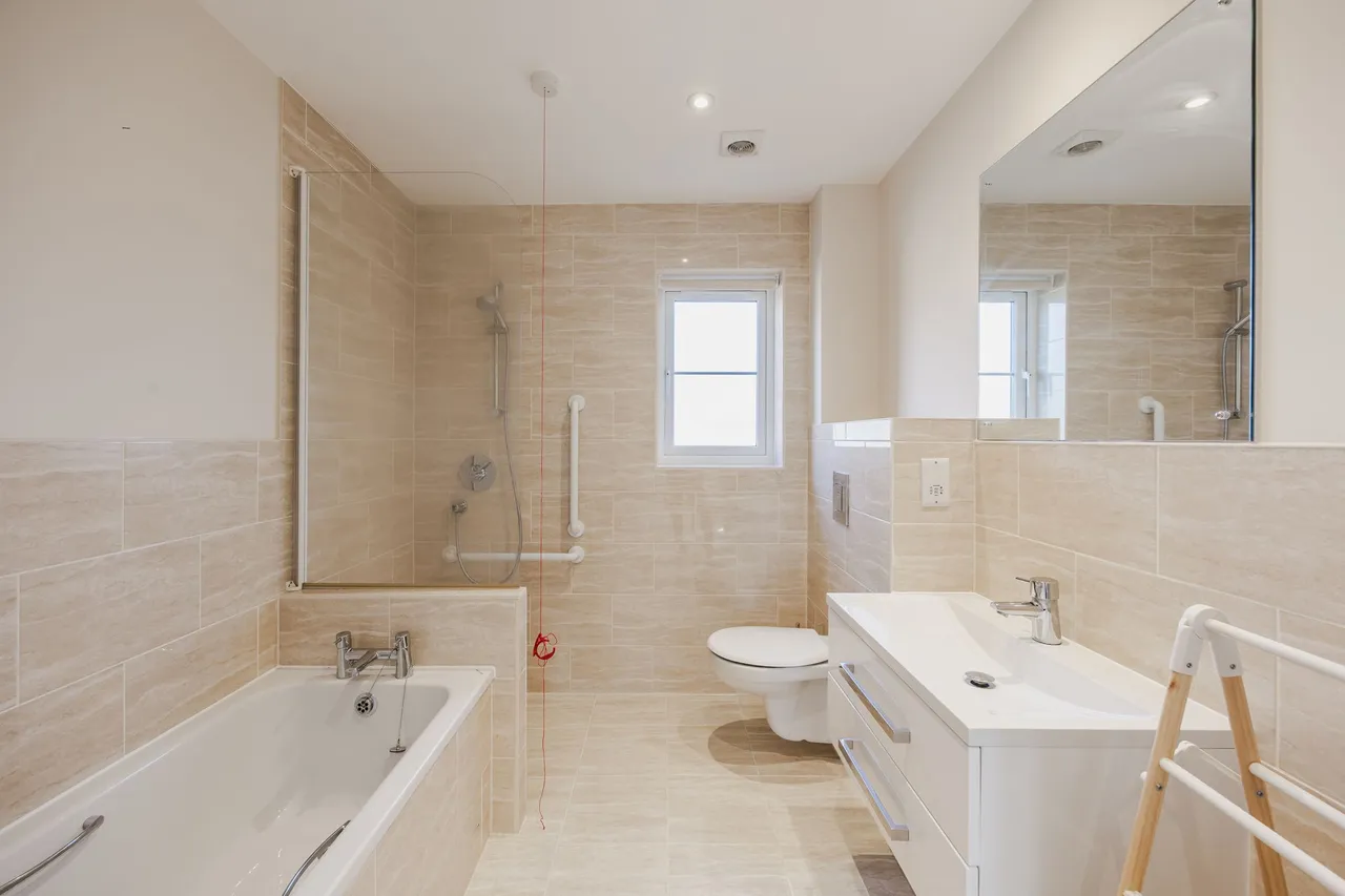 Chain Free Two Bedroom Bungalow in Sw, photo 10