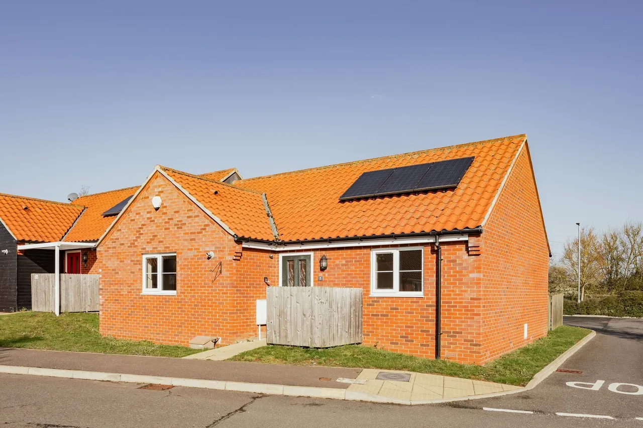 Chain Free Two Bedroom Bungalow in Sw, photo 6