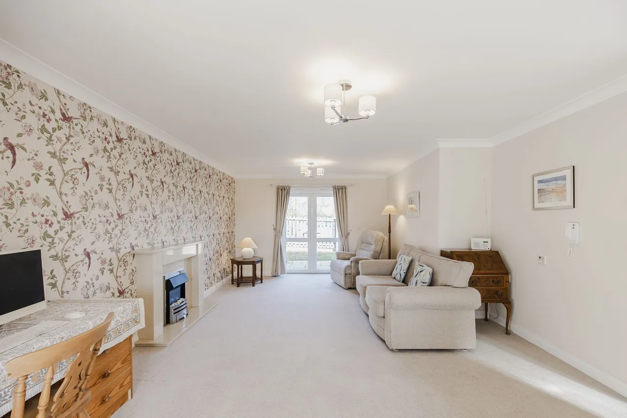 Chain Free Two Bedroom Bungalow in Sw, photo 5