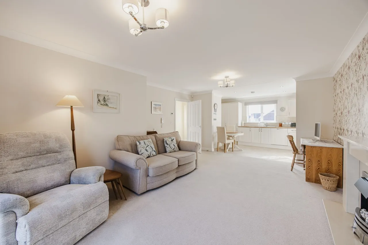 Chain Free Two Bedroom Bungalow in Sw, photo 9
