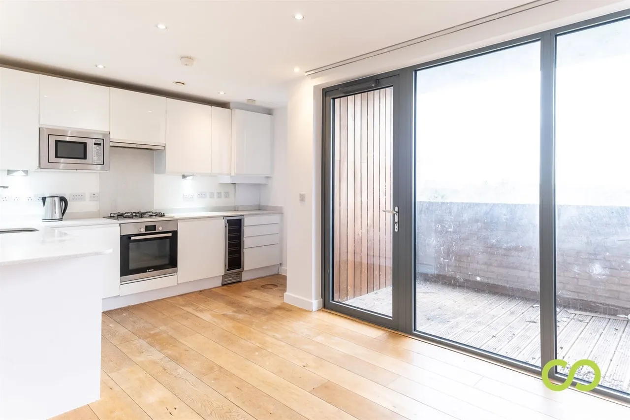 2 bed flat to rent, Bromley Road, London, SE6