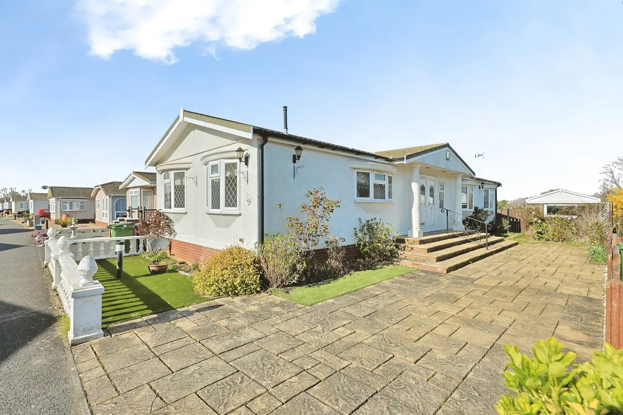 2 bed park home for sale — Plumtree Mobile Home Park, Marham