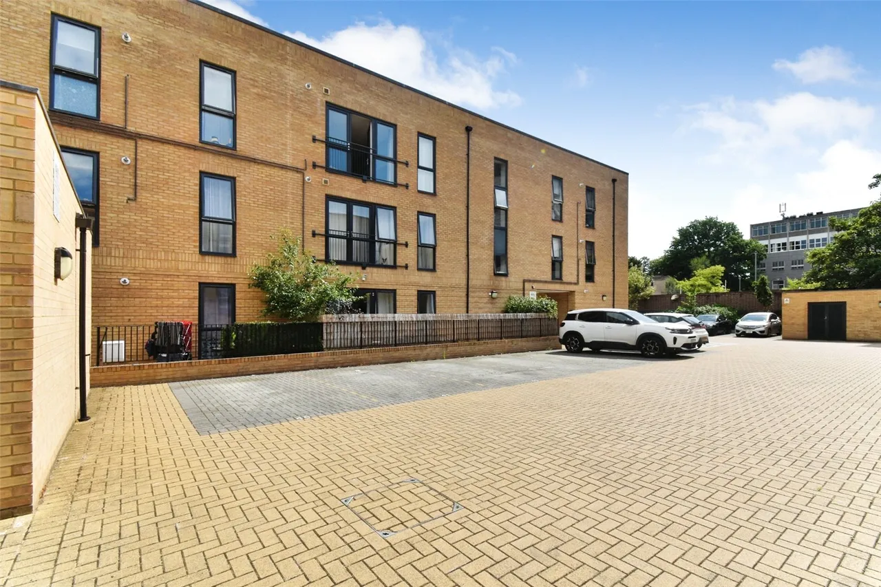 1 bed flat for sale — Exchange Close, Aldershot, Hampshire, GU11 2FD