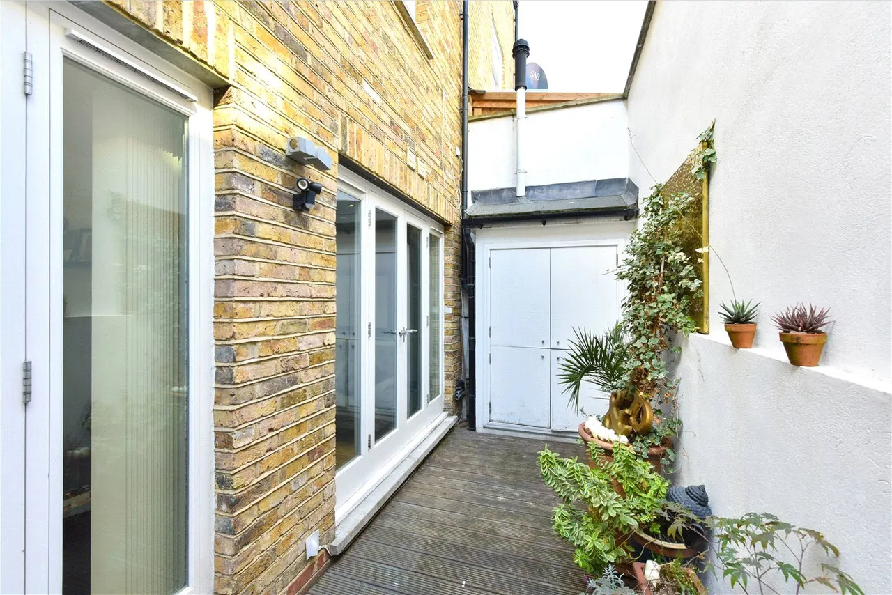 Stoke Newington Road, London, N16, photo 2