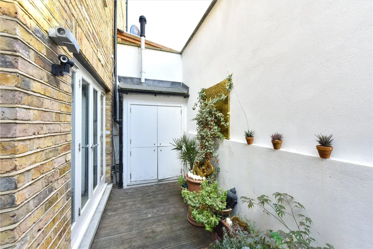 Stoke Newington Road, London, N16, photo 12
