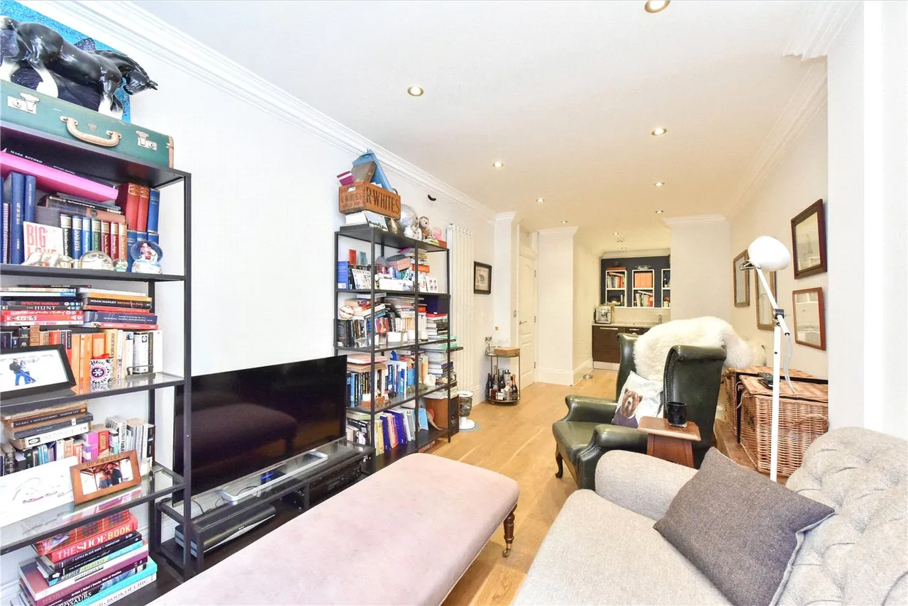Stoke Newington Road, London, N16, photo 9