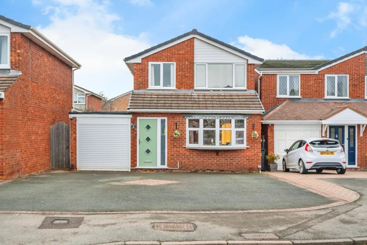 3 bed house for sale — Irving Close, Lichfield