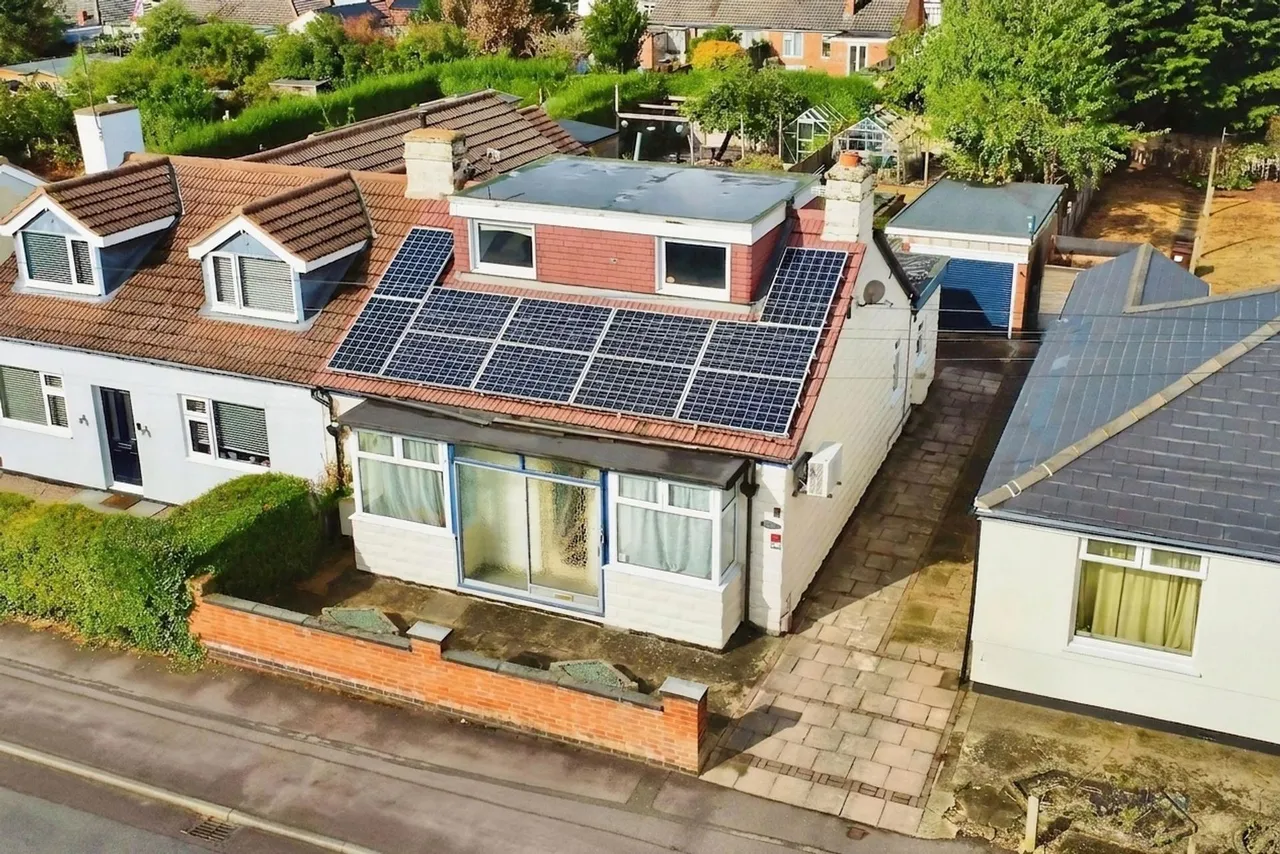 4 bed house for sale, Mostyn Avenue, Syston, LE7