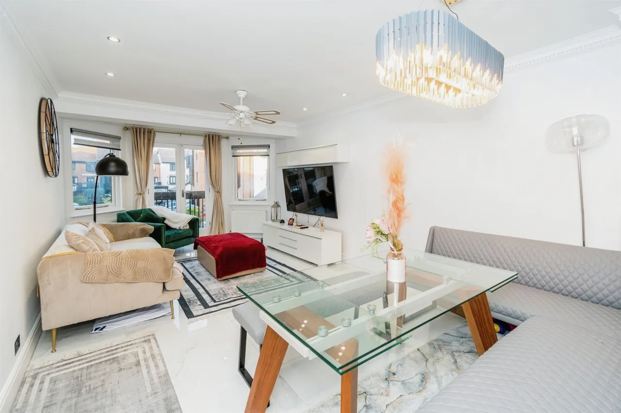 3 bed house for sale — Channel Way, Ocean Village, Southampton