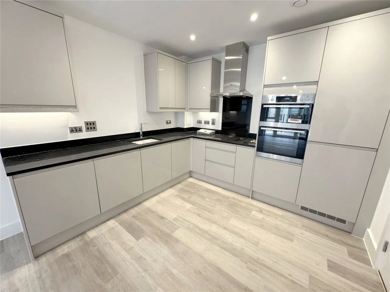 India Way, London, NW7, photo 2