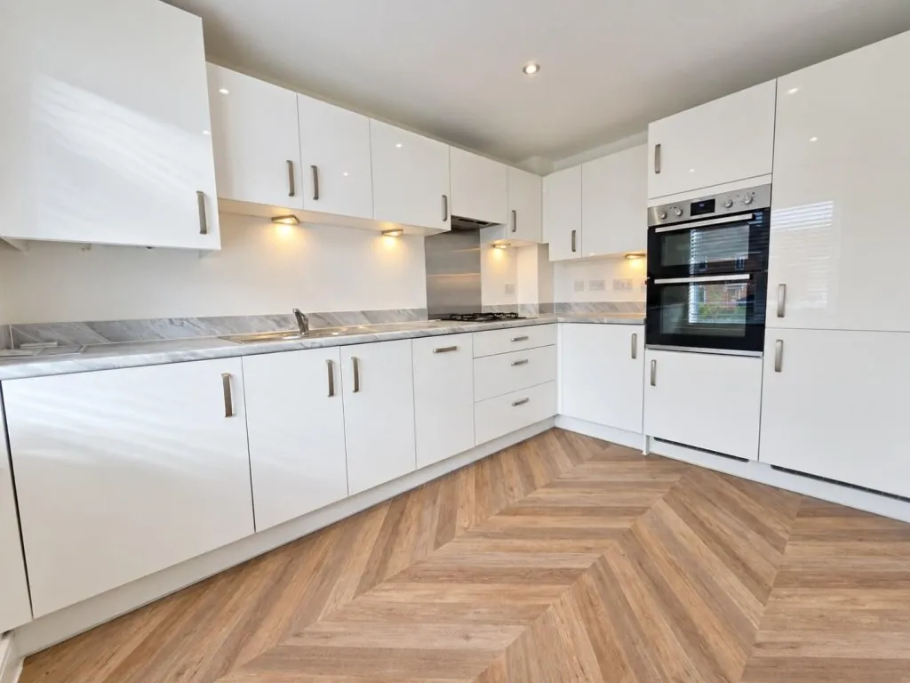 Aynhoe Road, St Crispins, photo 3
