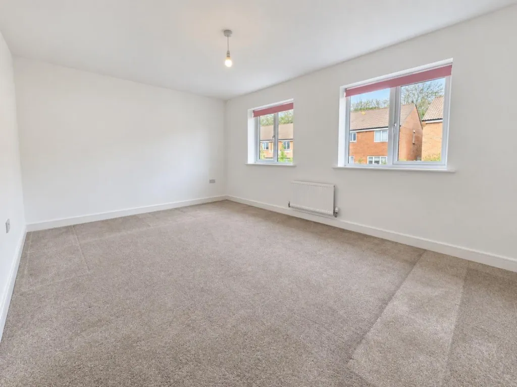Aynhoe Road, St Crispins, photo 8