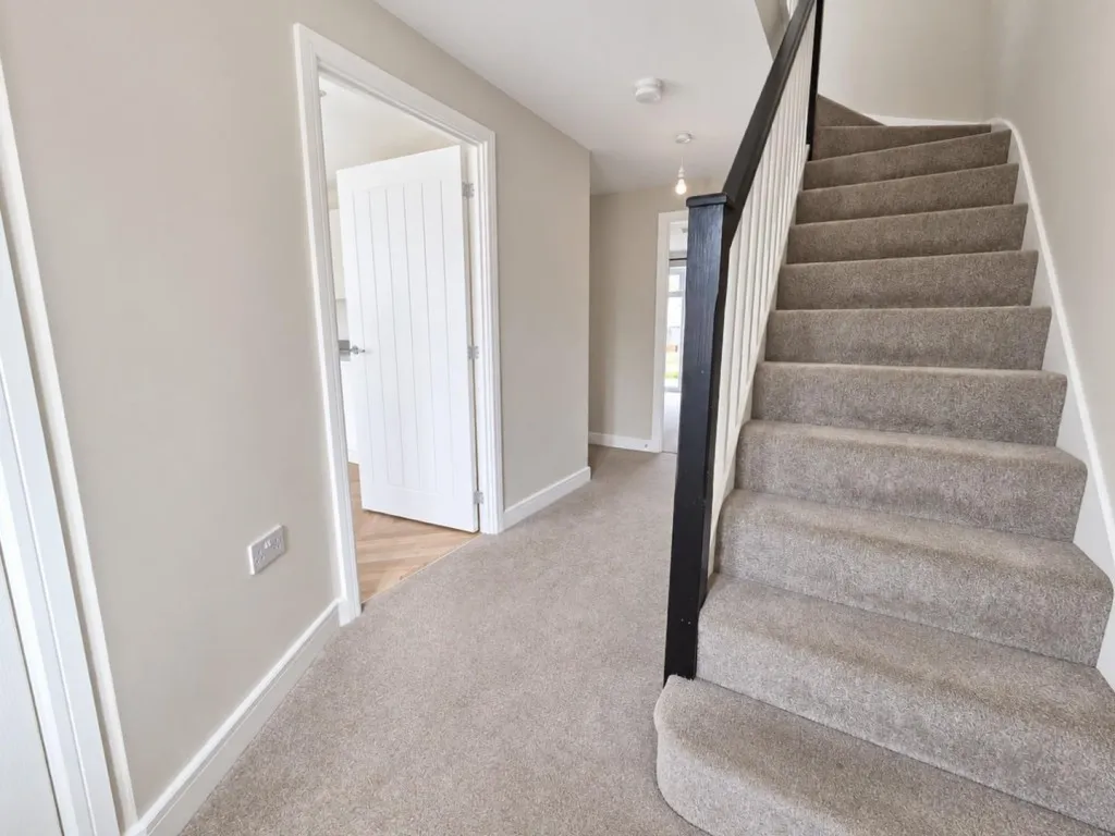 Aynhoe Road, St Crispins, photo 6
