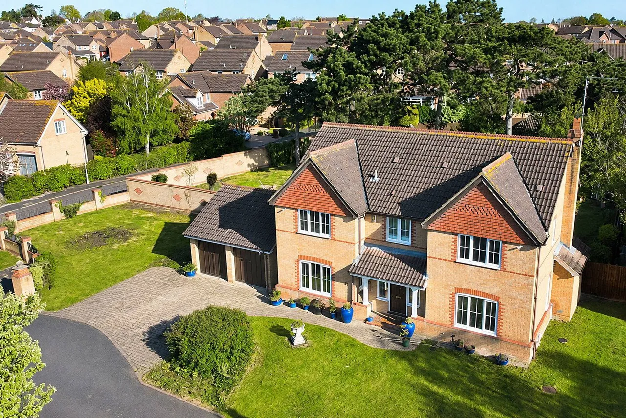 5 bed house for sale — Honeysuckle Way, Northampton, NN3 3QE