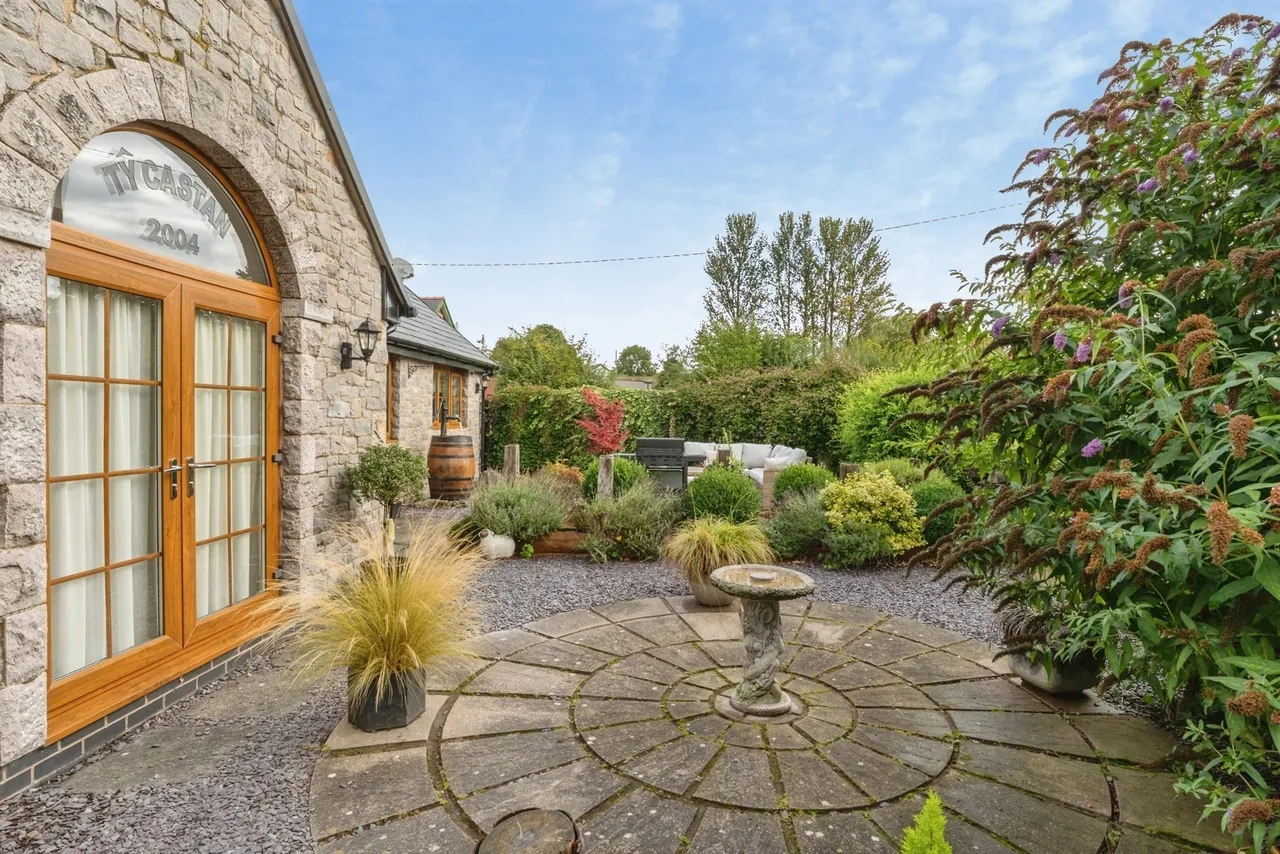 Church Terrace, Rhes-y-Cae, CH8, photo 6