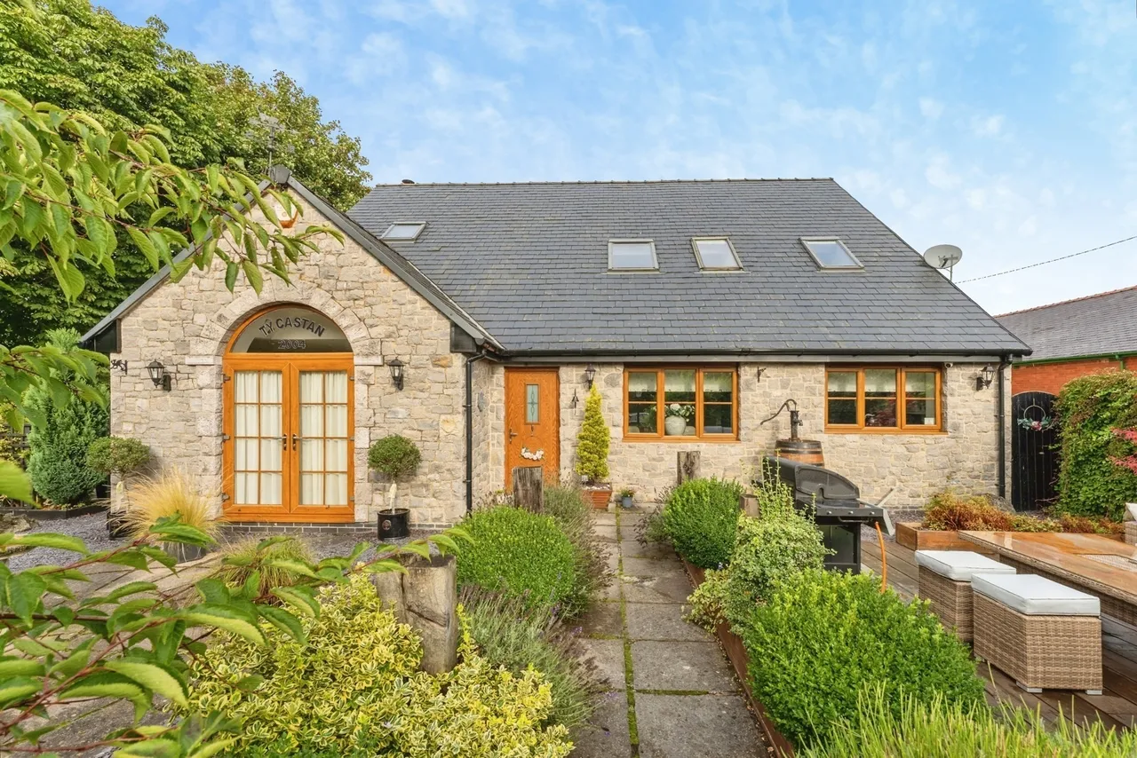 4 bed house for sale, Church Terrace, Rhes-y-Cae, CH8