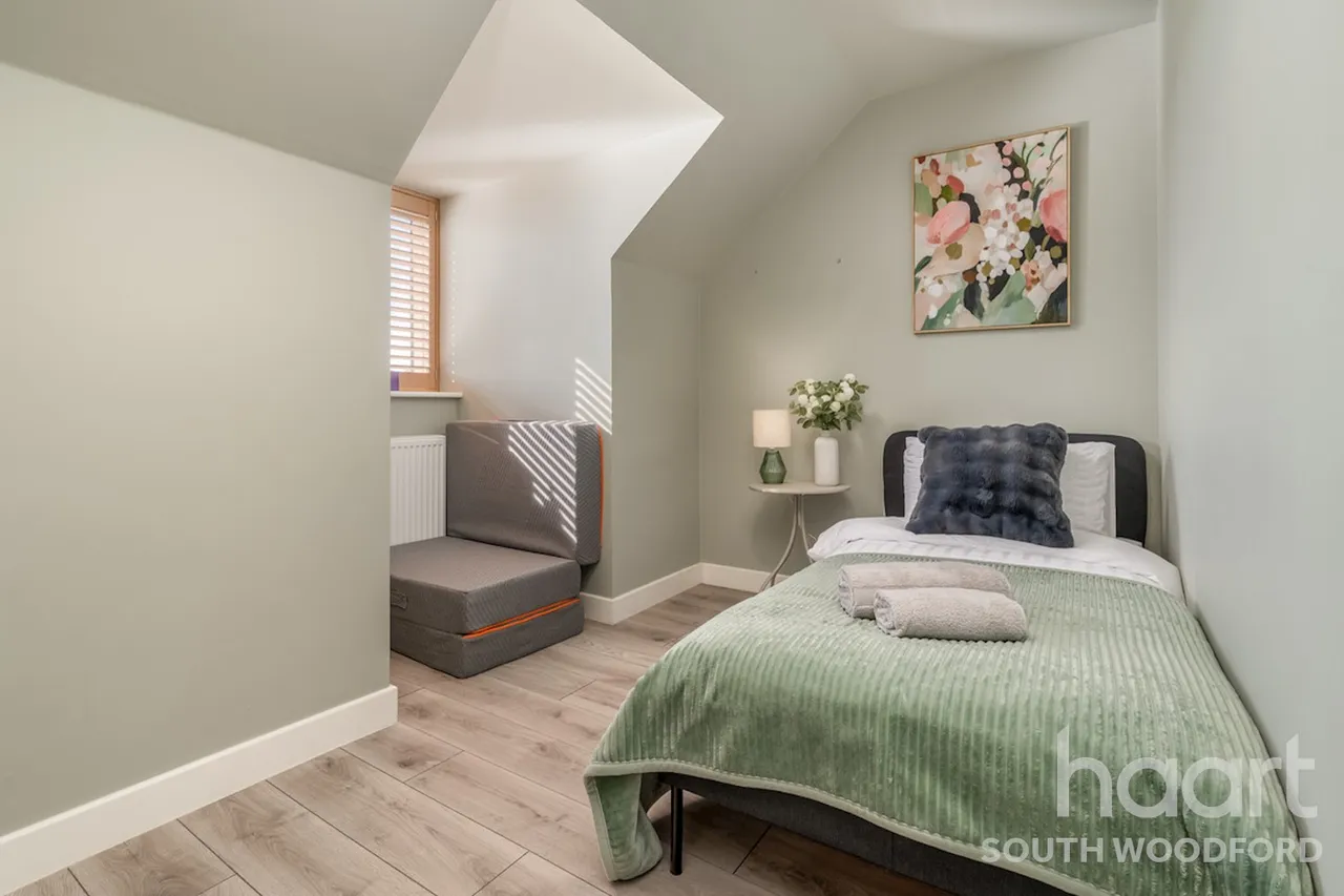Becket Close, IG8, photo 22