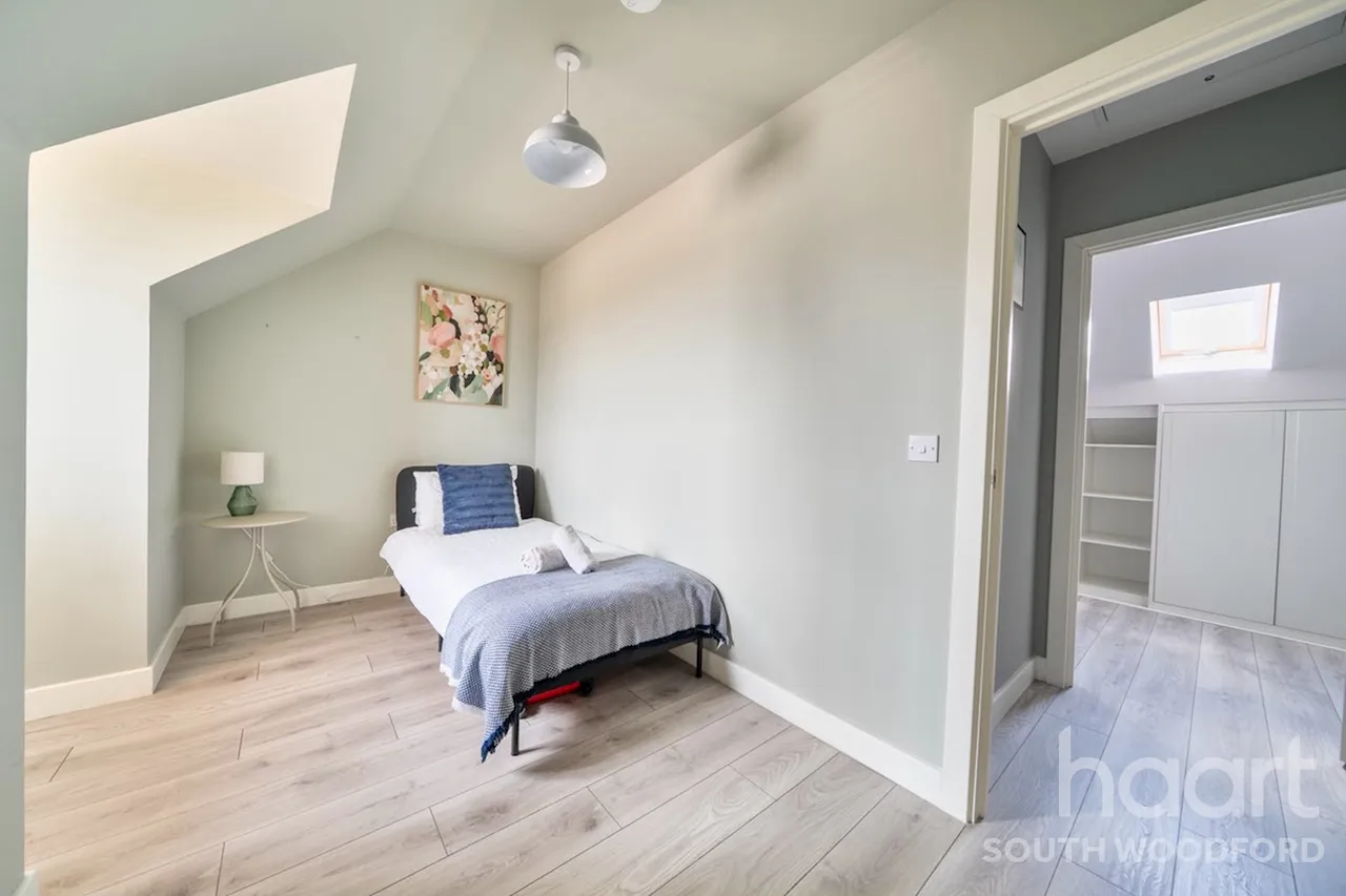 Becket Close, IG8, photo 14