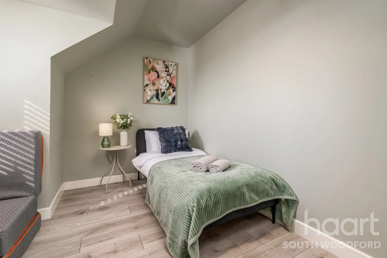 Becket Close, IG8, photo 21