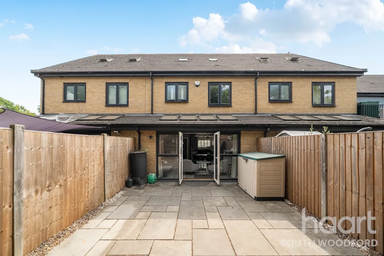 Becket Close, IG8, photo 17