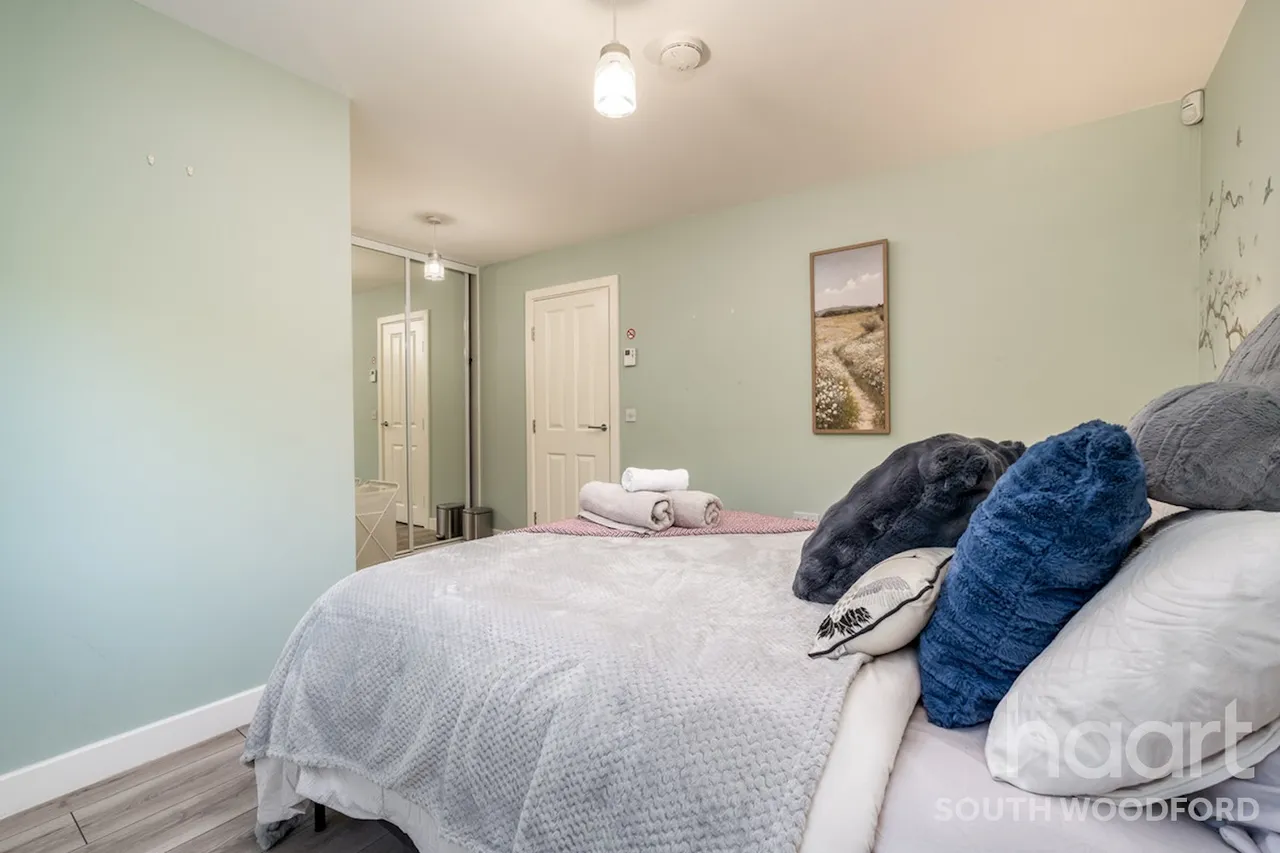 Becket Close, IG8, photo 6