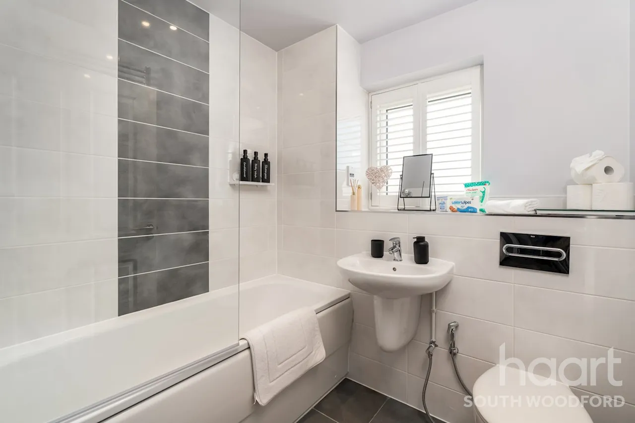 Becket Close, IG8, photo 8