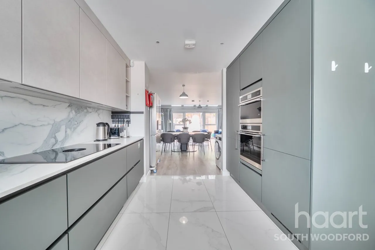 Becket Close, IG8, photo 16