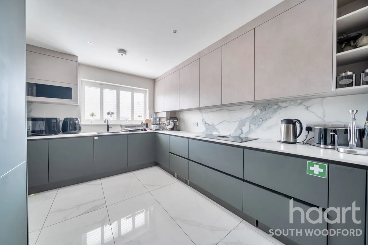 Becket Close, IG8, photo 13