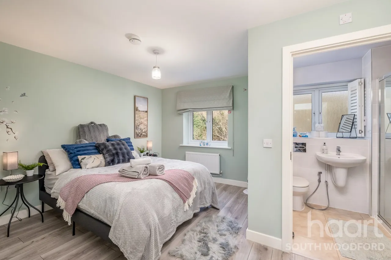 Becket Close, IG8, photo 4