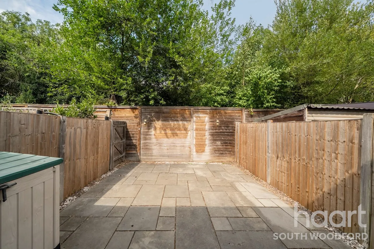 Becket Close, IG8, photo 10
