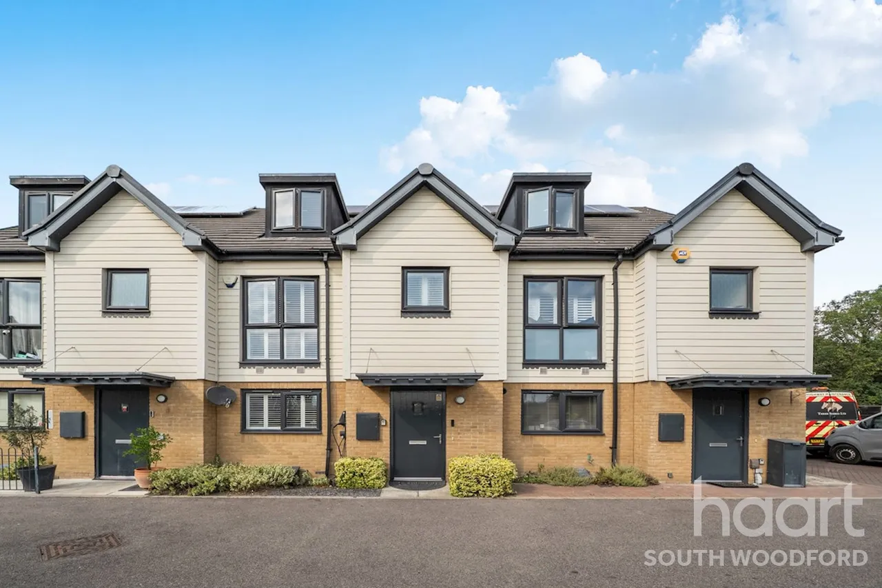 Becket Close, IG8, photo 2