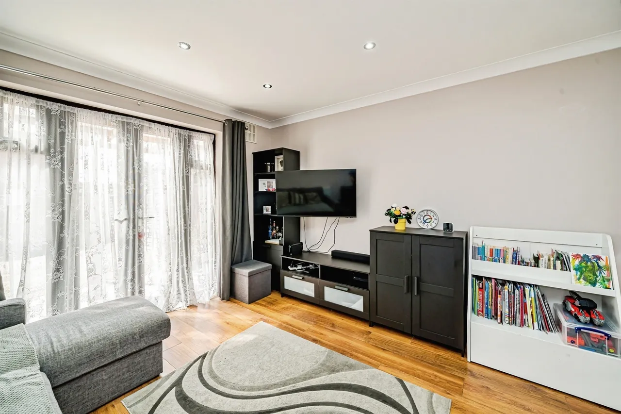 Bruce Close, Slough, SL1, photo 6
