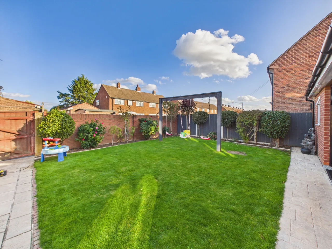 Caledonia Road, Stanwell, TW19, photo 3