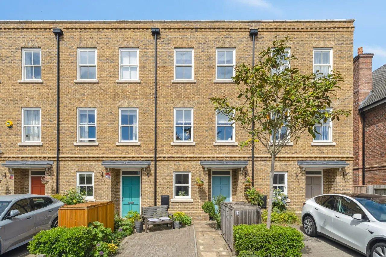 4 bed property for sale, Barrons Chase, London, TW10