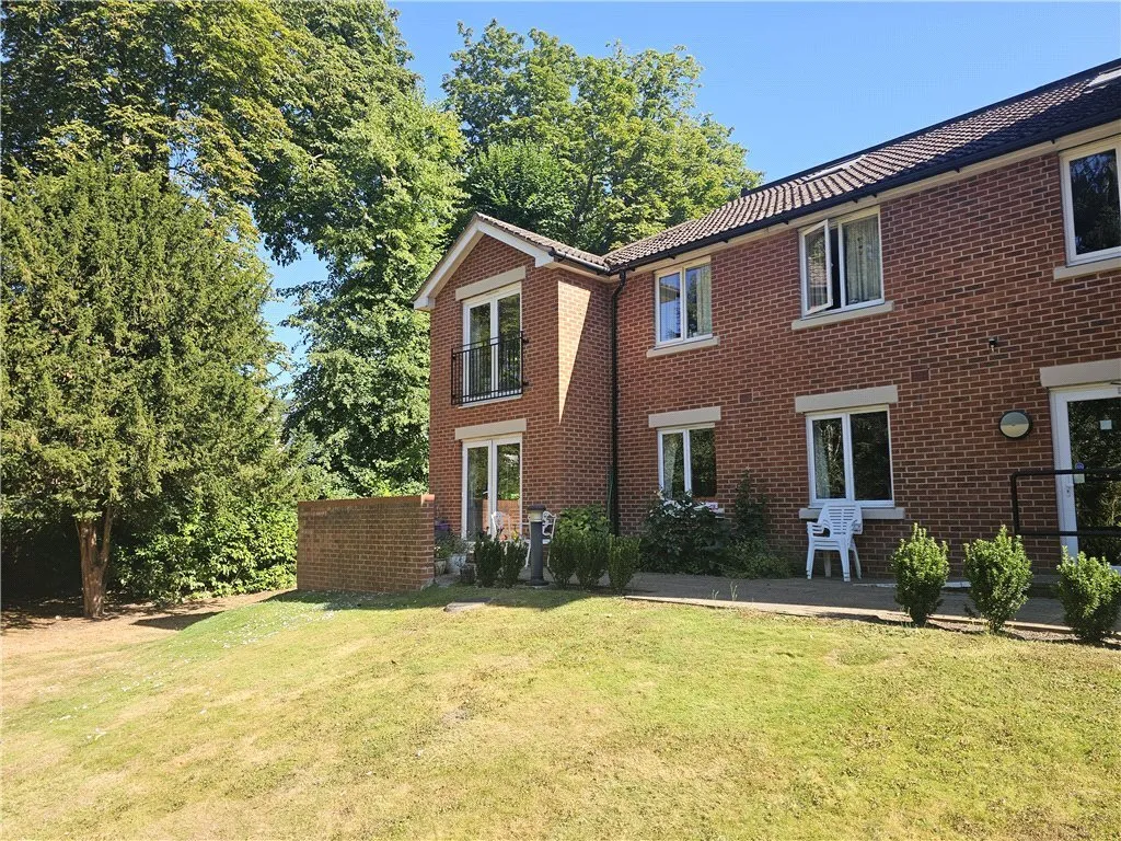 2 bed flat for sale — Stafford Road, Caterham, Surrey, CR3
