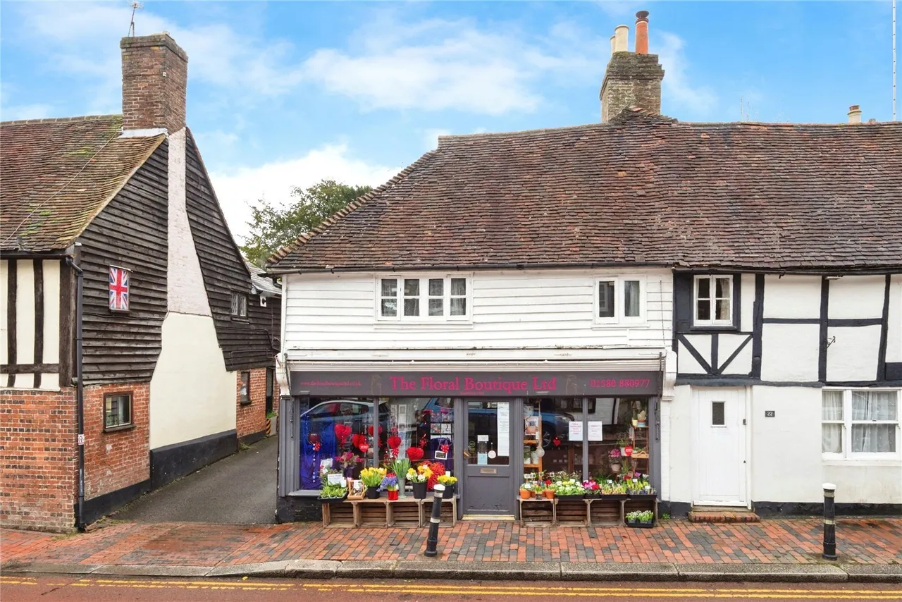 2 bed flat for sale, High Street, Robertsbridge, TN32