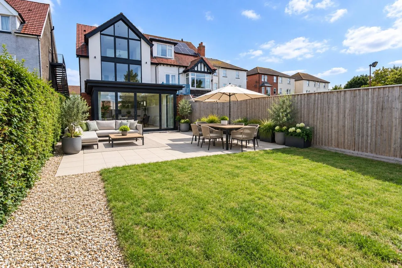 5 bed house for sale, North Parade, Extension, PE25